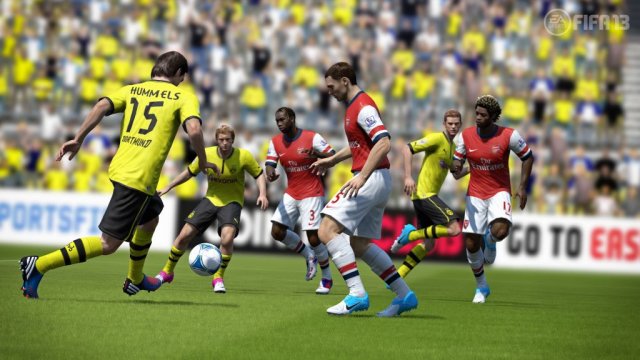 fifa13_hummels_pass_through_wm fifa13_hummels_pass_through_wm